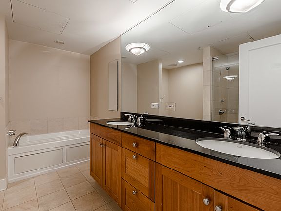 5th image of 1155 N Dearborn St APT 402