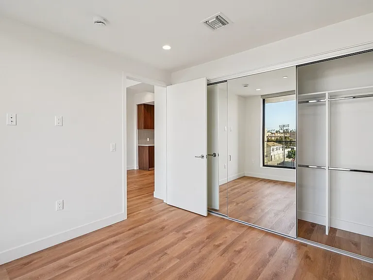 10431 Santa Monica — Photo 22