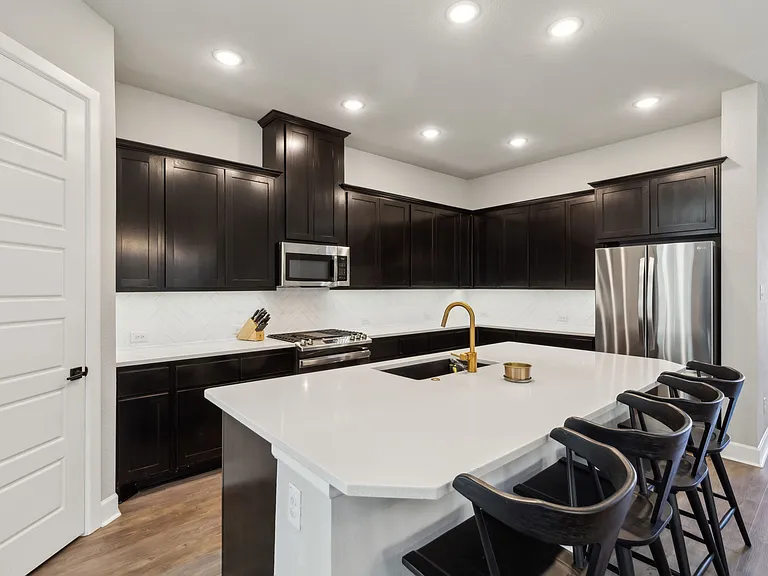 2121 Tolleson Dr — Photo 3