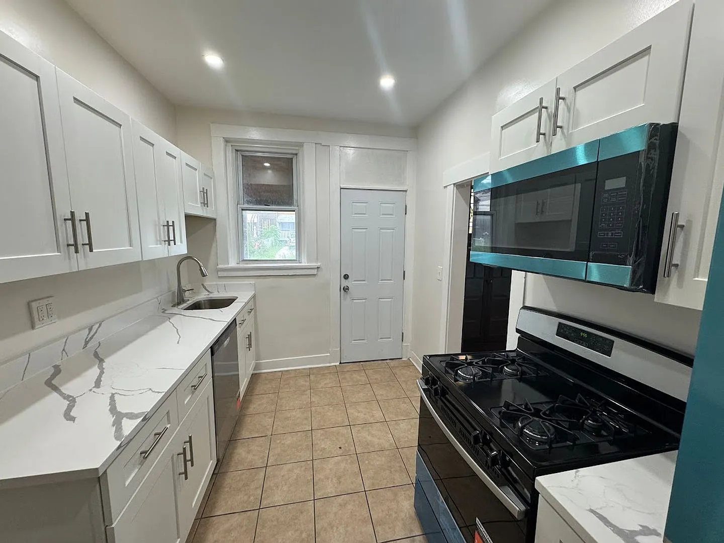 Renovated 3-Bedroom House with Air Conditioning — Photo 3