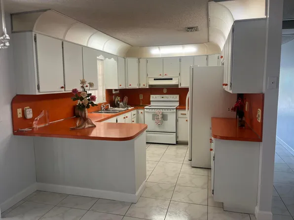 820 W Lakewood Road, West Palm Beach, FL 33405