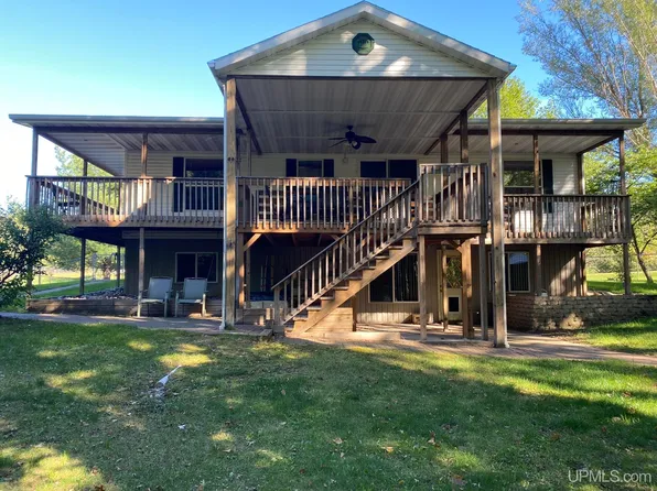 N5901 Shore Dr, Wallace, MI 49893