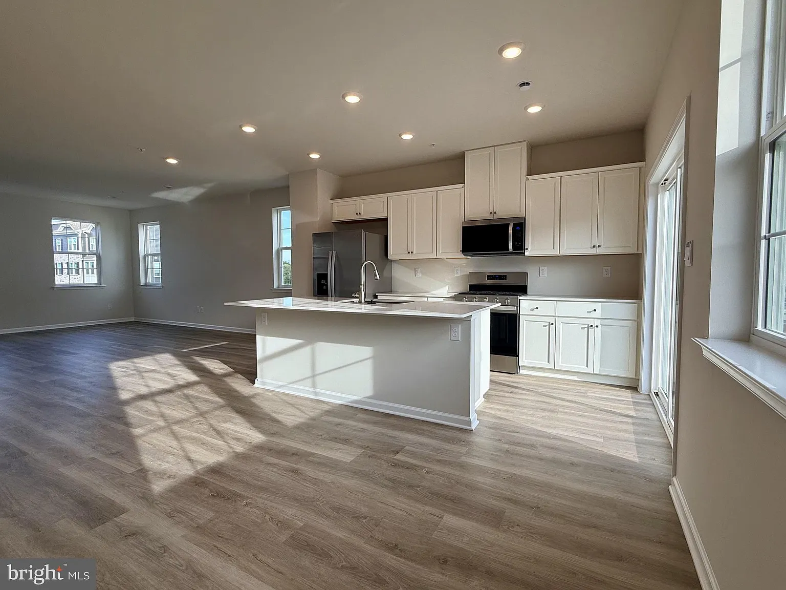3 bed, 2.5 bath, 1969 sqft, $2,975 — Photo 2