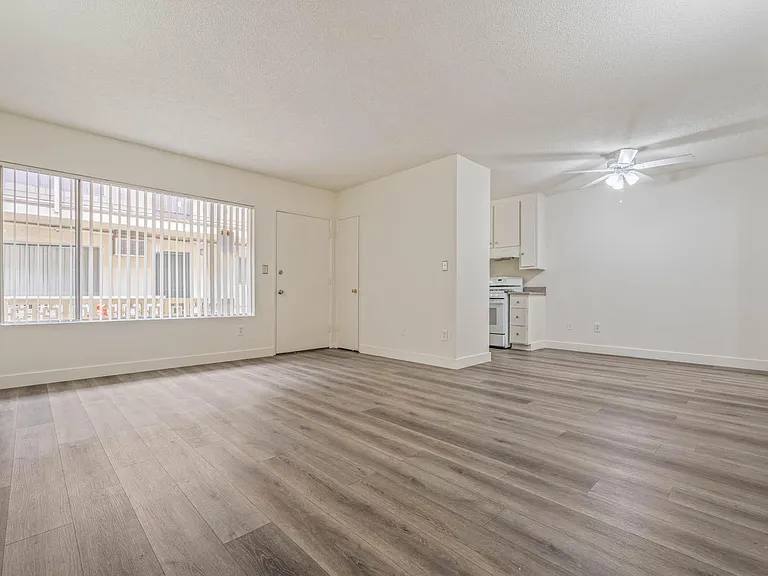 11427 Oxnard — Photo 9