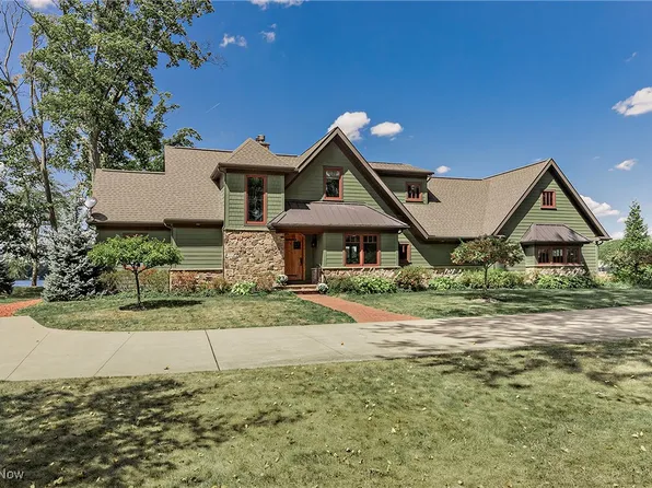 22 E Bay Cir NE, Hartville, OH 44632