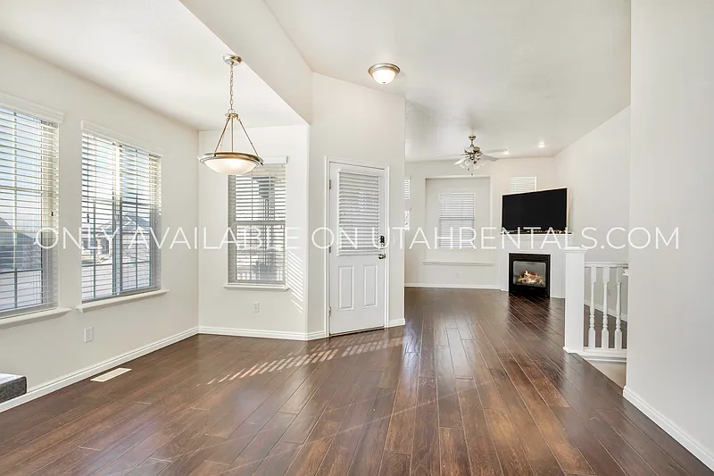 5 bed, 3.0 bath, 2474 sqft, $2,800 — Photo 4