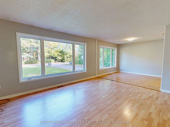 4th image of 135 Catherine St W