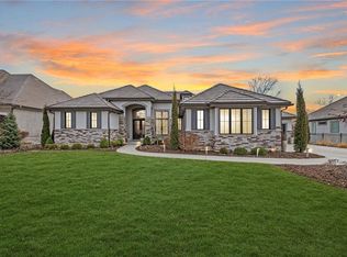 6059 Southlake Dr, Parkville, MO 64152