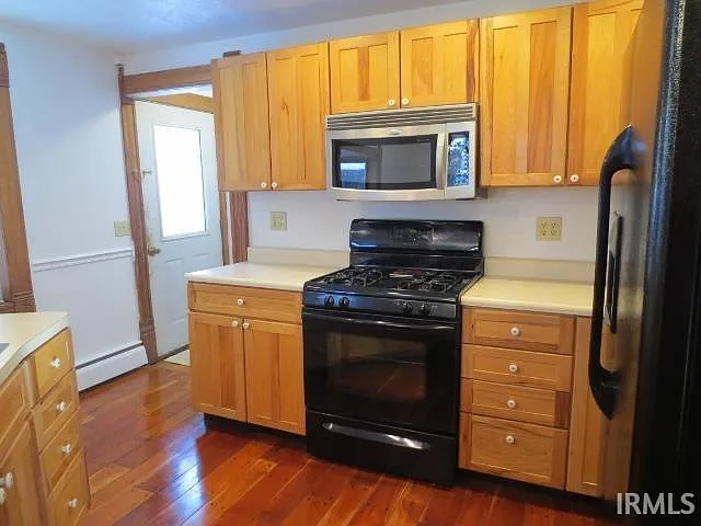 3 bed, 3.0 bath, 1840 sqft, $2,250 — Photo 2