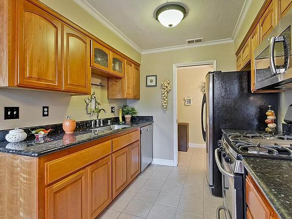 3rd image of 3052 Creekside Dr
