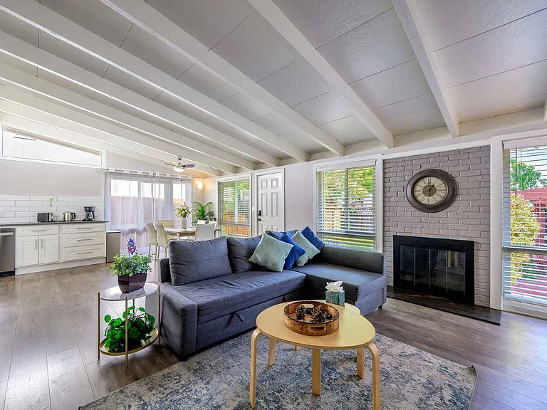 3410 Pepper Tree Ln — Photo 9