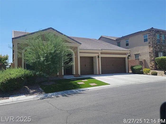 4 bed, 3.0 bath, 2964 sqft, $3,100 — Photo 2
