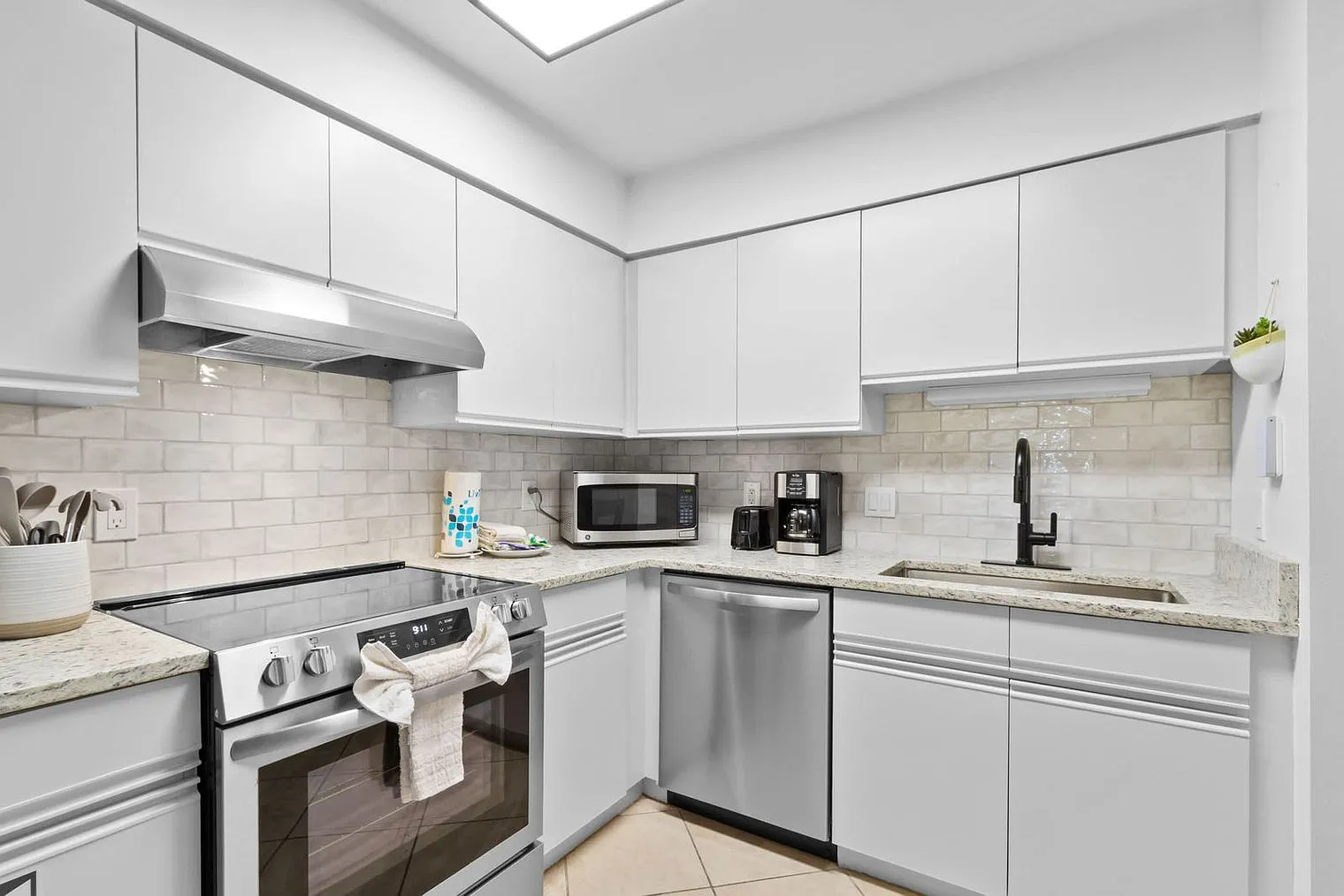 2 bed, 2.0 bath, 893 sqft, $2,187 — Photo 4