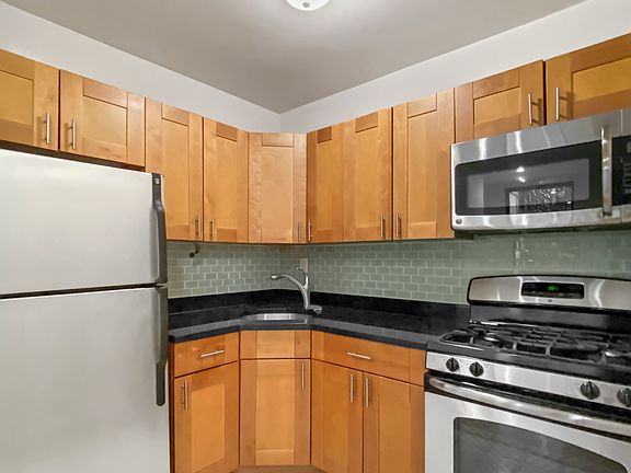 3rd image of 523 W 49th St APT 1C
