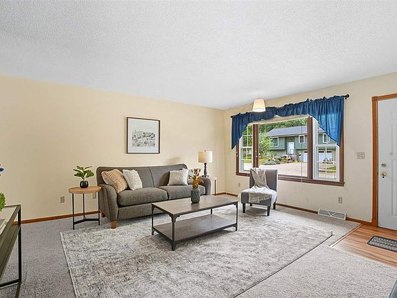 5th image of 1113 Essex St