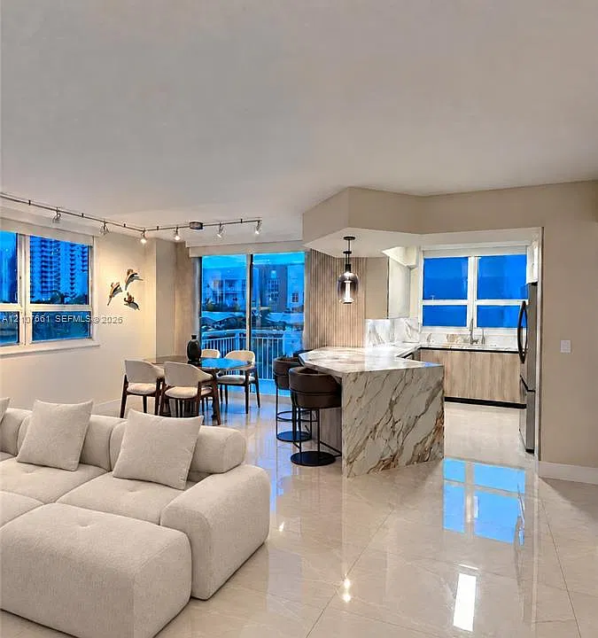 2000 N Bayshore Dr #527