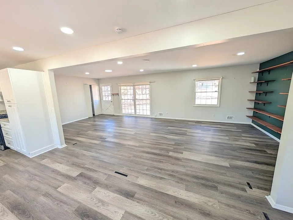 3 bed, 1300 sqft, $1,899 — Photo 2