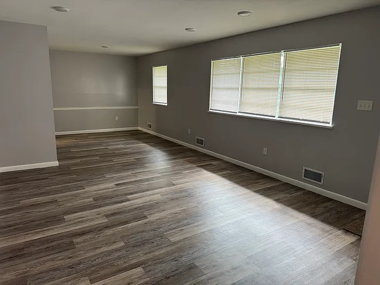 906 Locust Dr — Photo 4