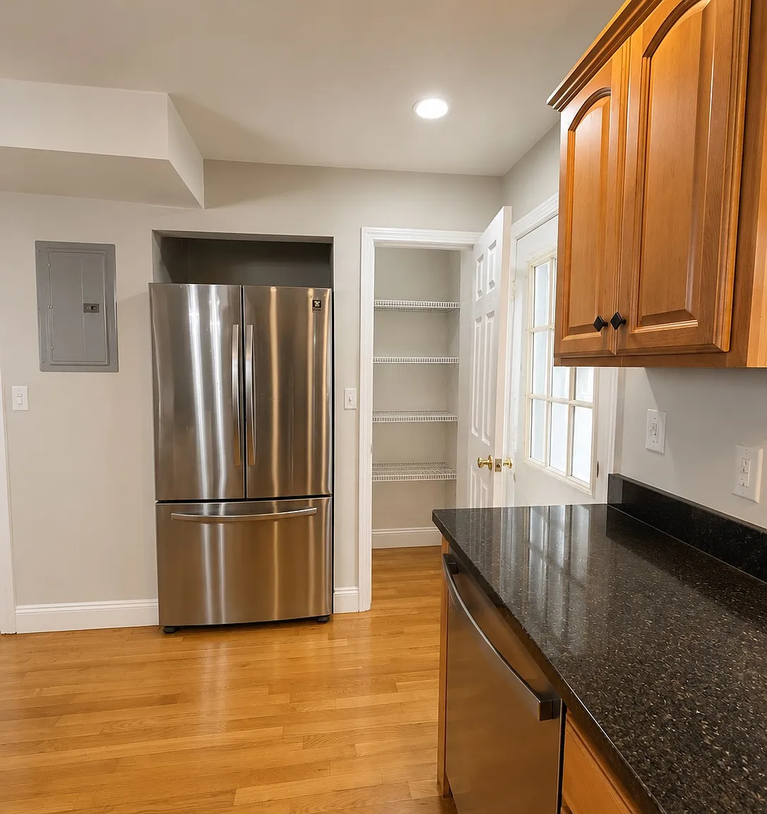 3 bed, 2.5 bath, 1455 sqft, $5,200 — Photo 3