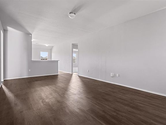 3rd image of 1918 Oak Tree Ct