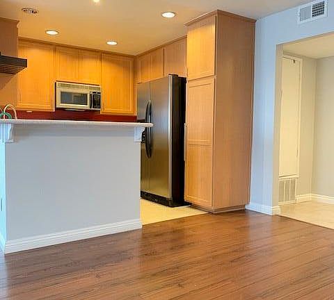 3rd image of 18427 Vincennes St Unit 21