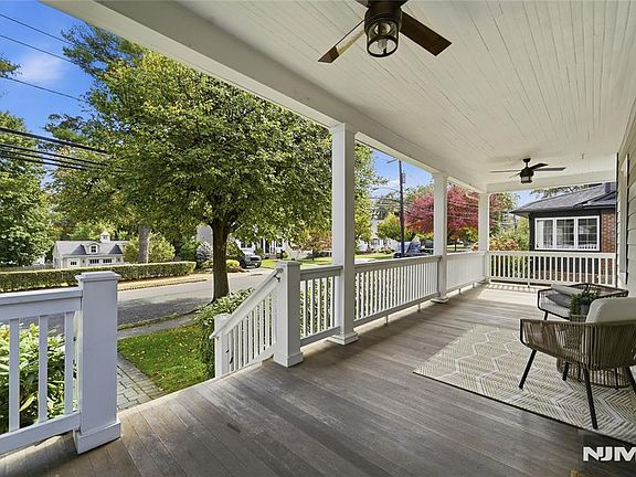 4th image of 38 Forest Avenue