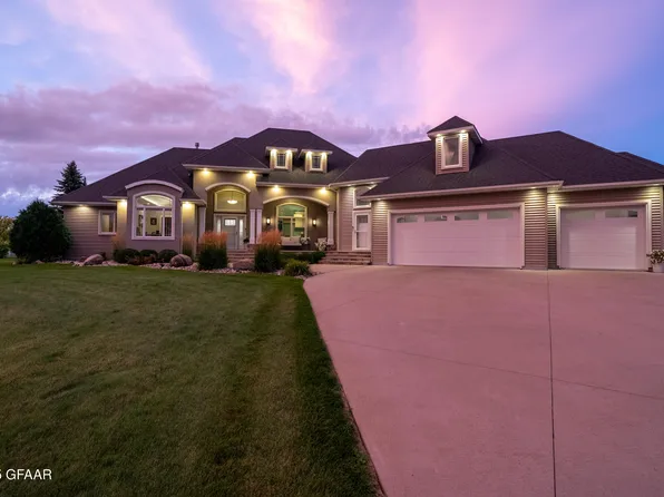 623 Vineyard Dr, Grand Forks, ND 58201