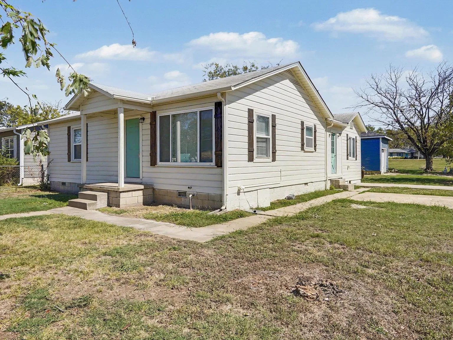 3 bed, 2.0 bath, 1227 sqft, $1,600 — Photo 2