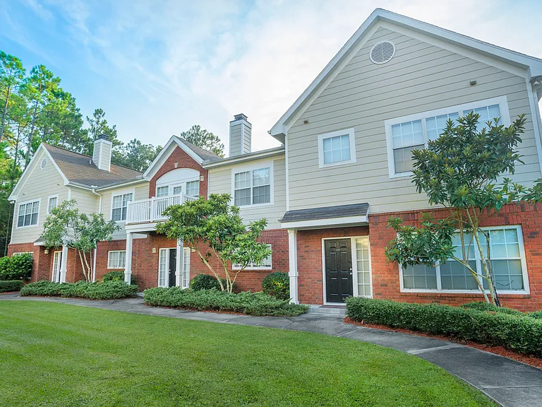 Greenbrier Estates Apartments — Photo 1