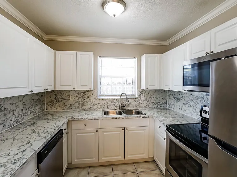 2300 De Soto Dr — Photo 8