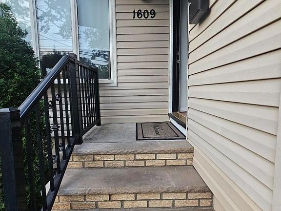 3rd image of 1609 Central Ave