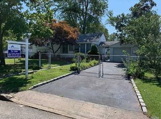 28 E Maple St, Central Islip, NY 11722