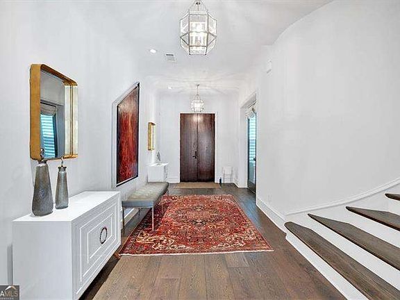 3rd image of 102 Grand Cres