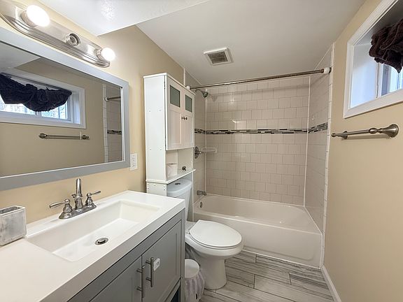 4th image of 8714 Edmonston Rd #2