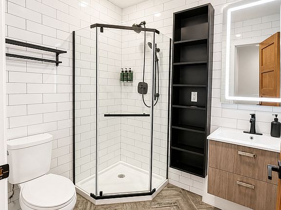 4th image of 376 Broad St #3B