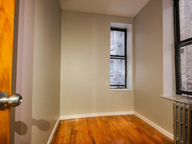 622 E 11th St #3 — Photo 8