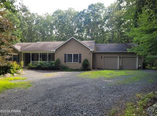 804 Whippletree Ct E, Blooming Grove, PA 18428