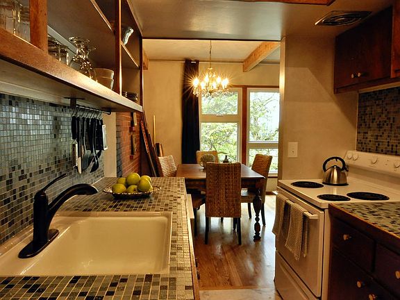 3rd image of 3905 2nd Ave NW