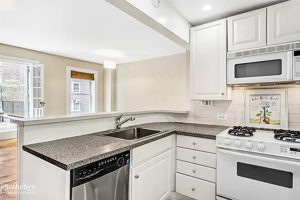 Rented by Sotheby's International Realty | media 37