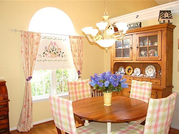 4th image of 6889 Wembley Cir