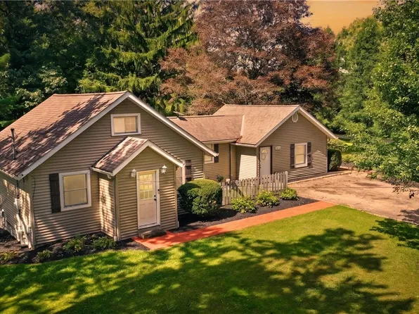 15414 Lakeshore Dr, Burton, OH 44021