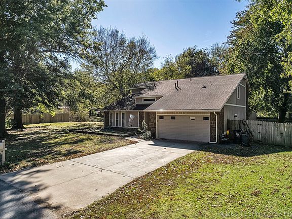 2nd image of 9866 Rosewood Dr