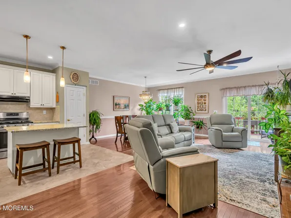 3 Melanie Way #102, Manahawkin, NJ 08050