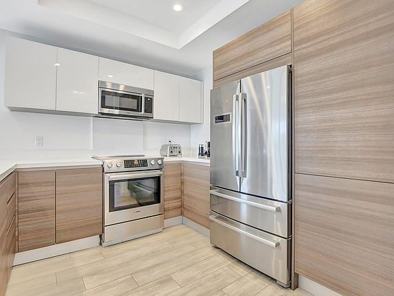 5th image of 51 SE 19th Avenue #403