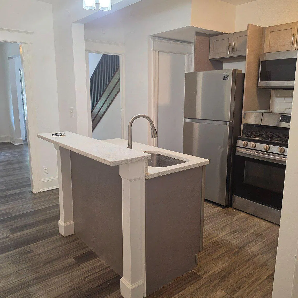 3 bed, 1.5 bath, 1396 sqft, $4,100 — Photo 3