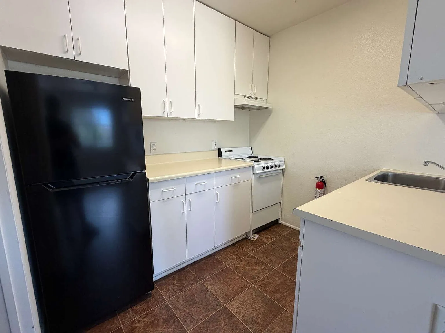 Studio, 1.0 bath, $950 — Photo 4