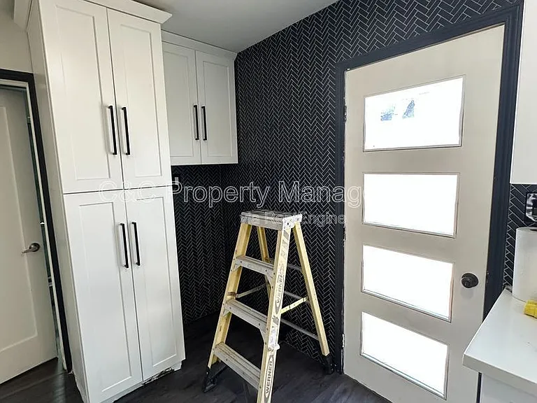 1205 E 4th St — Photo 8