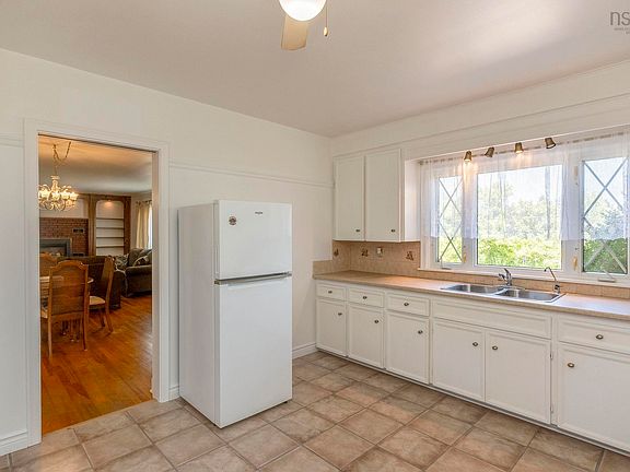 4th image of 12 Cedar St E