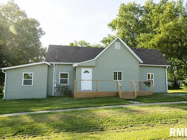 221 E Broadway St, Louisville, IL 62858
