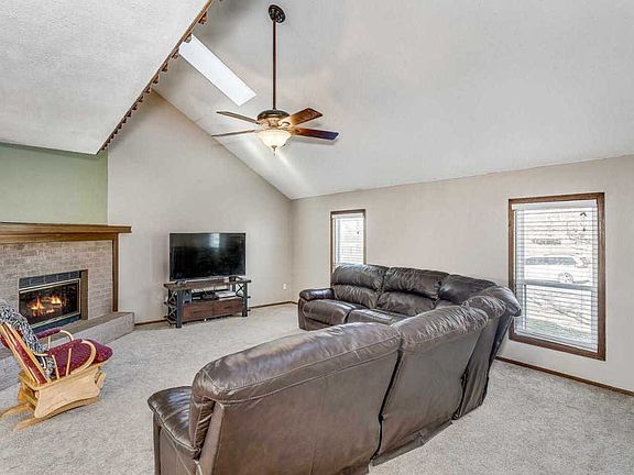 5th image of 105 W Rockwood Blvd
